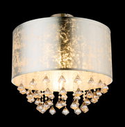 Elegante Deckenleuchte mit silbernem Schirm und hängenden Kristallen, seitliche Perspektive