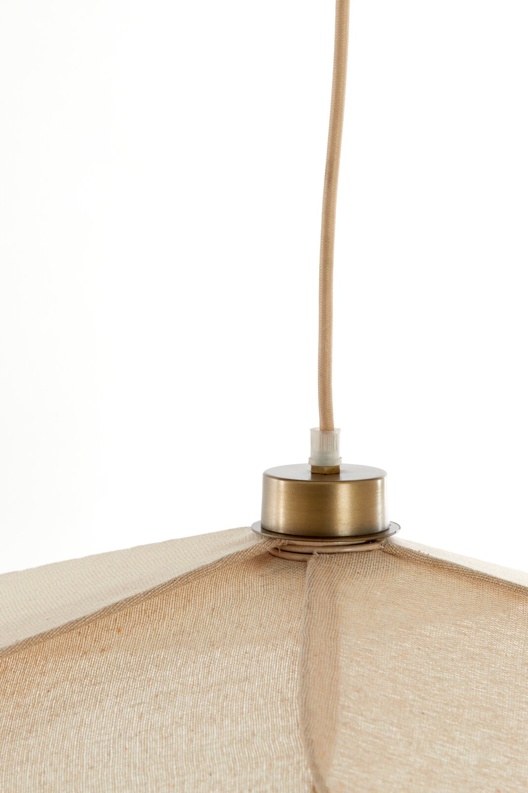 Close-up van een hanglamp met een beige stoffen kap en een bronskleurige fitting, van onderaf gezien.