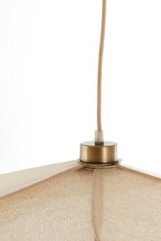 Close-up van een hanglamp met een beige stoffen kap en een bronskleurige fitting, van onderaf gezien.