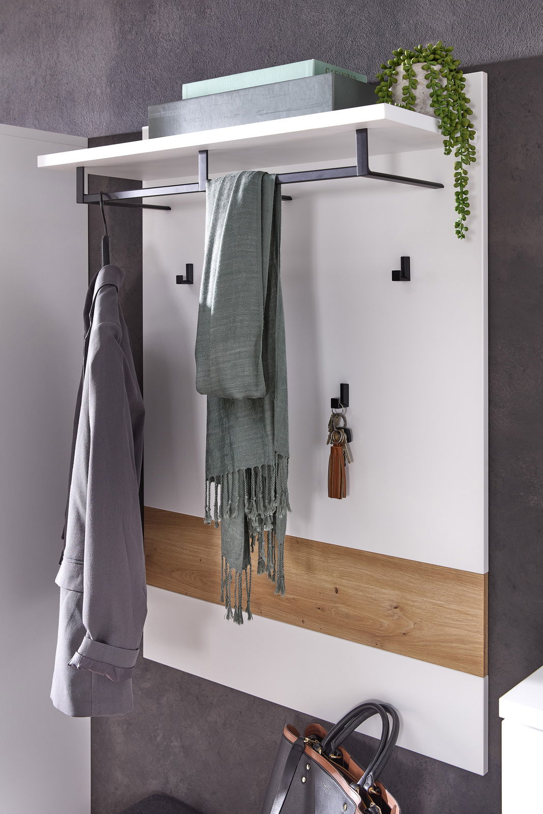 Garderobenpaneel mit Haken und Ablage, seitliche Perspektive