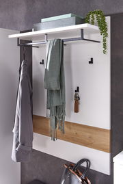 Garderobenpaneel mit Haken und Ablage, seitliche Perspektive