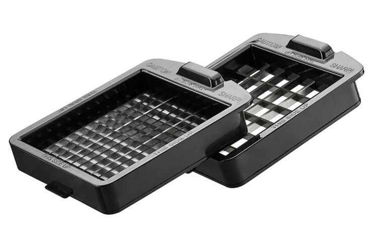 Zwei schwarze Würfel- und Stifteschneider mit Gitterklingen, perspektivisch von oben gezeigt.