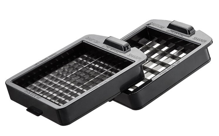 Zwei schwarze Würfel- und Stifteschneider mit Gitterklingen, perspektivisch von oben gezeigt.