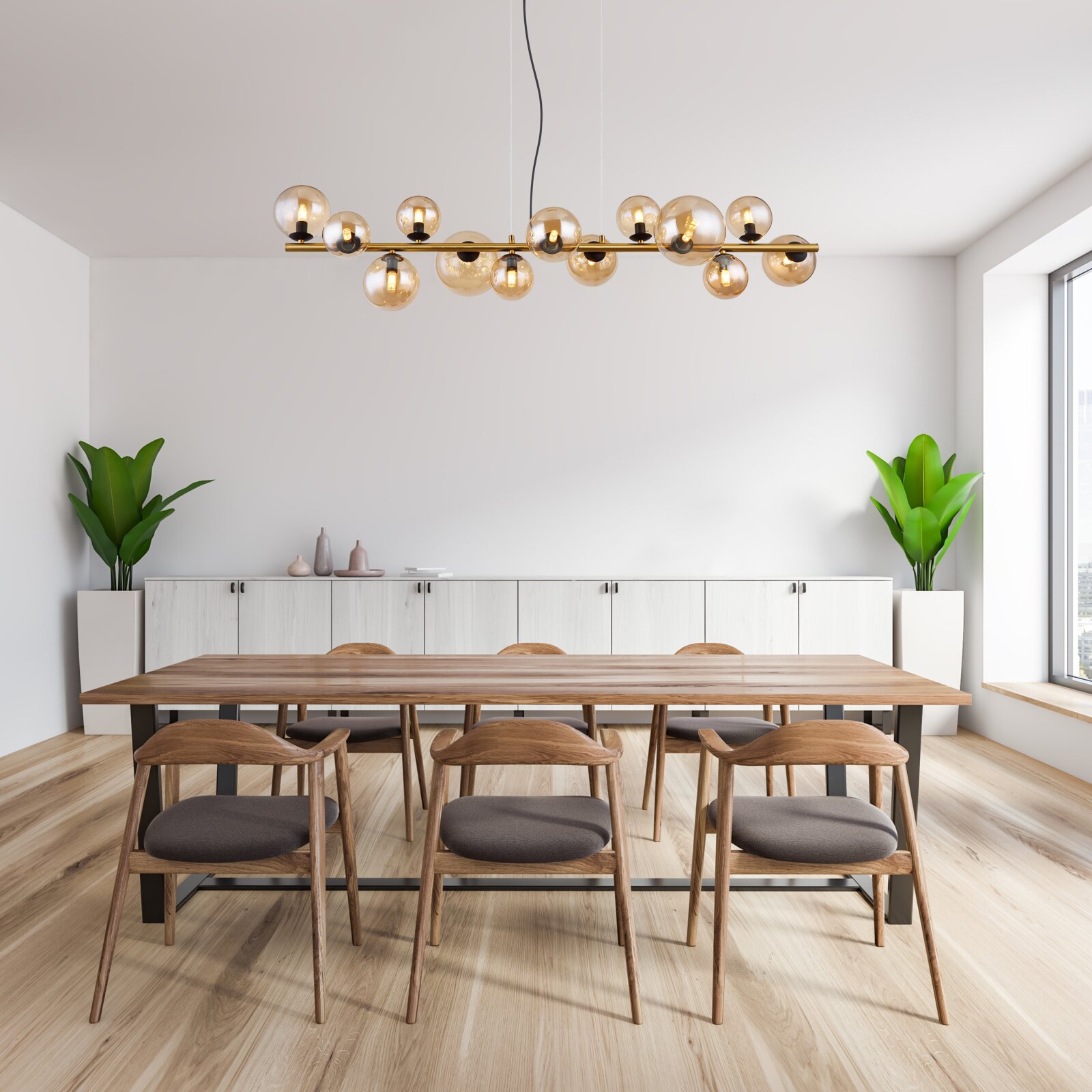 Moderne Hängeleuchte mit mehreren Glaskugeln, von der Seite betrachtet, über einem Esstisch in einem stilvollen Esszimmer.
