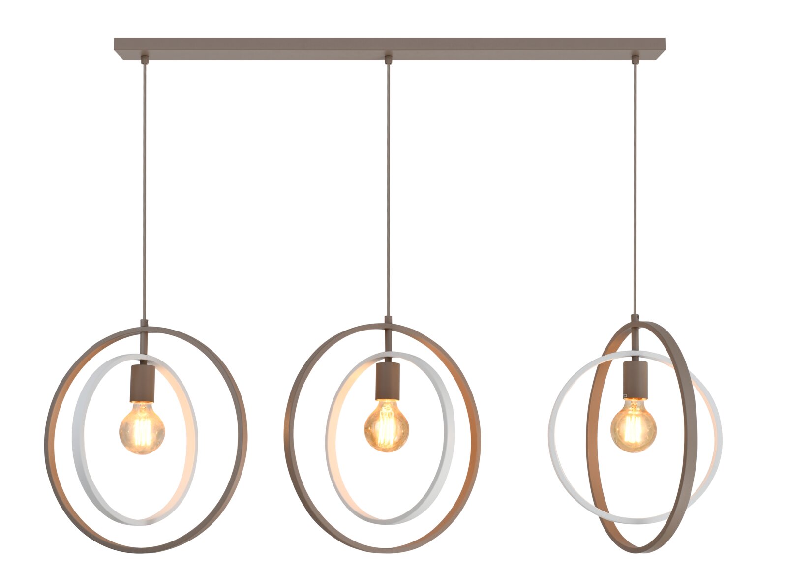 Vooraanzicht van een moderne drievoudige hanglamp met warm brandende lichtbronnen en decoratieve ovale ringen in brons en wit aan een langwerpige plafondbalk.