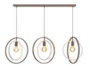 Vooraanzicht van een moderne drievoudige hanglamp met warm brandende lichtbronnen en decoratieve ovale ringen in brons en wit aan een langwerpige plafondbalk.