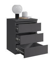 Moderne graue Nachtkommode mit drei offenen Schubladen, darauf eine runde Lampe und Bücher, seitliche Perspektive