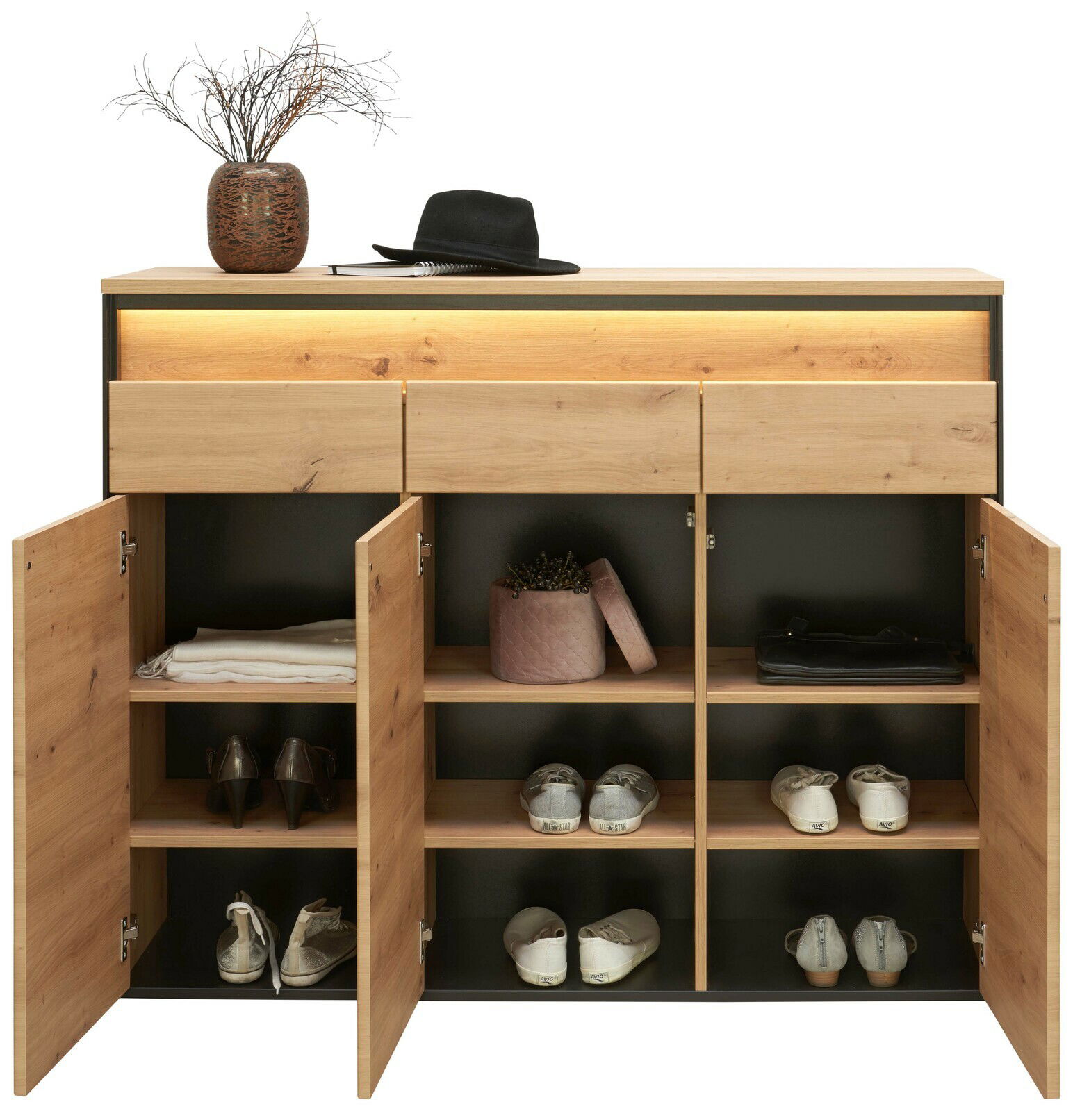 XL-Schuhschrank aus Holz mit offenen Türen, gefüllt mit Schuhen und Accessoires, von vorne betrachtet. Obenauf stehen ein dekorativer Topf und ein Hut.