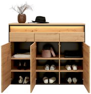 XL-Schuhschrank aus Holz mit offenen Türen, gefüllt mit Schuhen und Accessoires, von vorne betrachtet. Obenauf stehen ein dekorativer Topf und ein Hut.