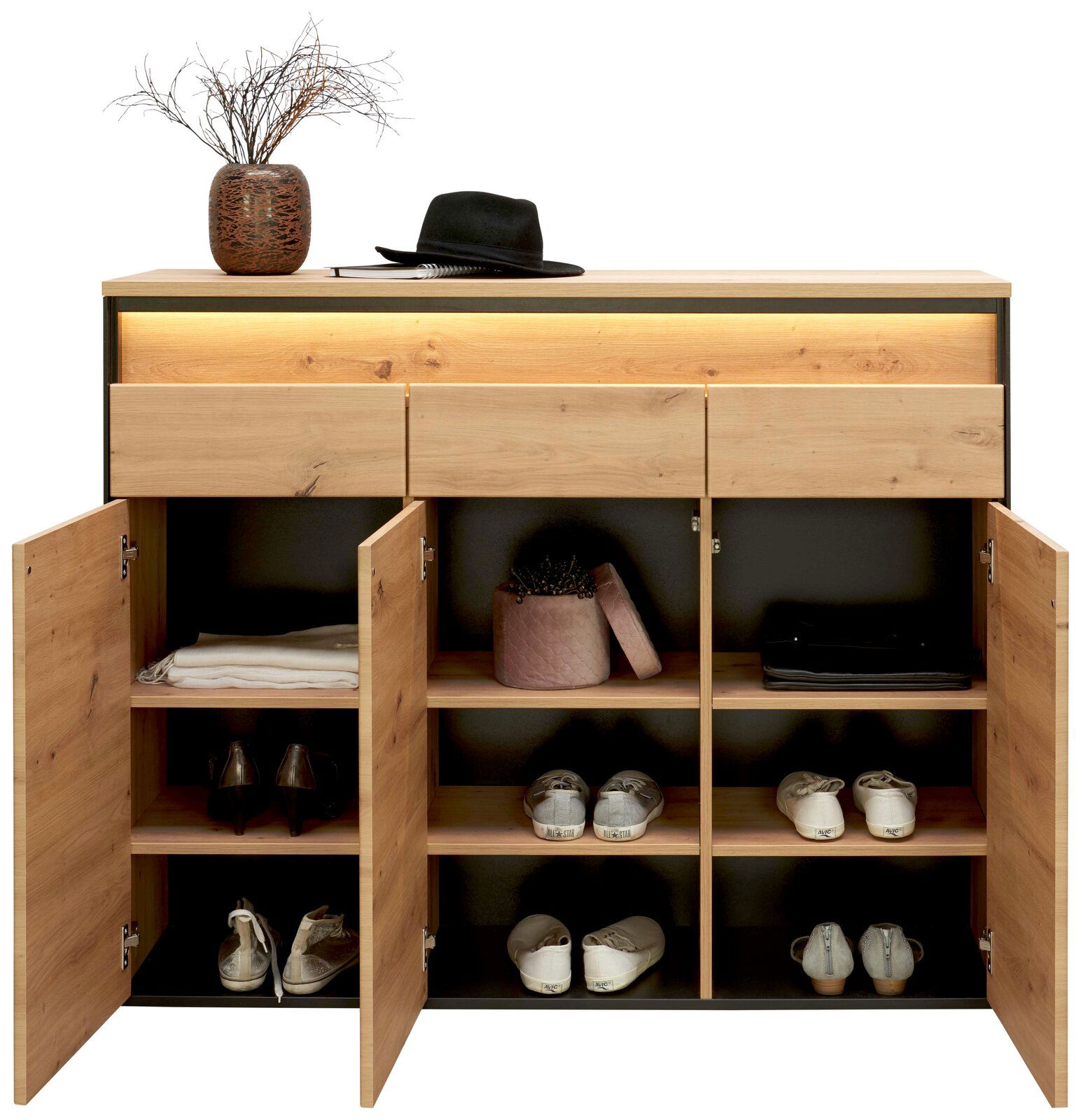 XL-Schuhschrank aus Holz mit offenen Türen, gefüllt mit Schuhen und Accessoires, von vorne betrachtet. Obenauf stehen ein dekorativer Topf und ein Hut.