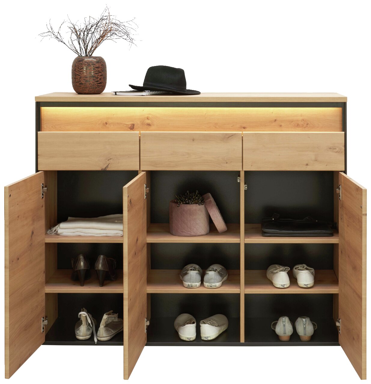 XL-Schuhschrank aus Holz mit offenen Türen, gefüllt mit Schuhen und Accessoires, von vorne betrachtet. Obenauf stehen ein dekorativer Topf und ein Hut.