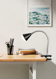 LED-Klemmleuchte in seitlicher Perspektive auf einem Schreibtisch, mit flexiblem Hals und schwarzem Lampenschirm.
