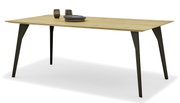 Moderner Esstisch mit Holzplatte und schwarzen Metallbeinen, seitliche Perspektive
