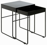 Zweier-Set von modernen, schwarzen Beistelltischen aus Metall, ineinander verschachtelt, seitliche Perspektive