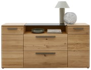 Frontansicht einer modernen Kommode aus hellem Massivholz mit mehreren Schubladen, mittigem offenen Fach und grauen Griffleisten, dekoriert mit Lampe, Glasvase, Schale und Büchern auf weißem Hintergrund