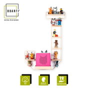 Frontansicht: Boarti Wandregal für eine Musikbox in Form des Buchstabens J aus Holz und Metall, mit mehreren kleinen Ablagen, dekoriert mit Spielfiguren und einer pinken Musikbox in der unteren Mitte.