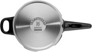 Draufsicht auf den Deckel eines WMF Schnellkochtopfs mit schwarzem Griff und TransTherm-Boden.