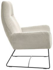 Moderner Sessel mit geripptem Stoffbezug in Seitenansicht, auf schlanken Metallbeinen.