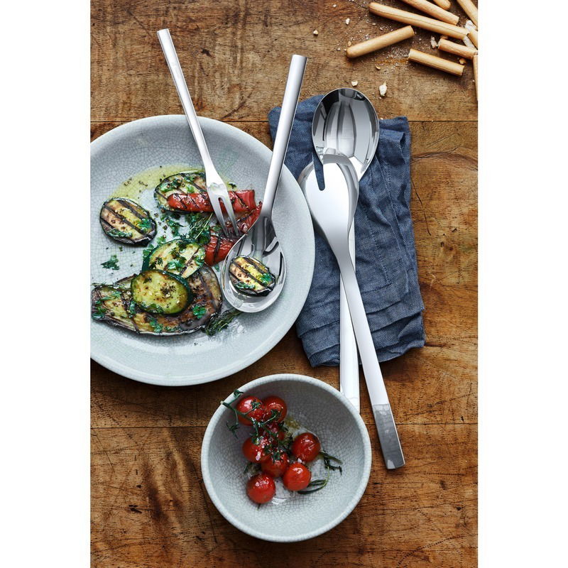 WMF Servierteile-Set 4-tlg. NUOVA Vogelperspektive auf ein elegantes 4-teiliges Servier-Set aus Edelstahl, präsentiert mit gegrilltem Gemüse und Tomaten auf einem rustikalen Holztisch.