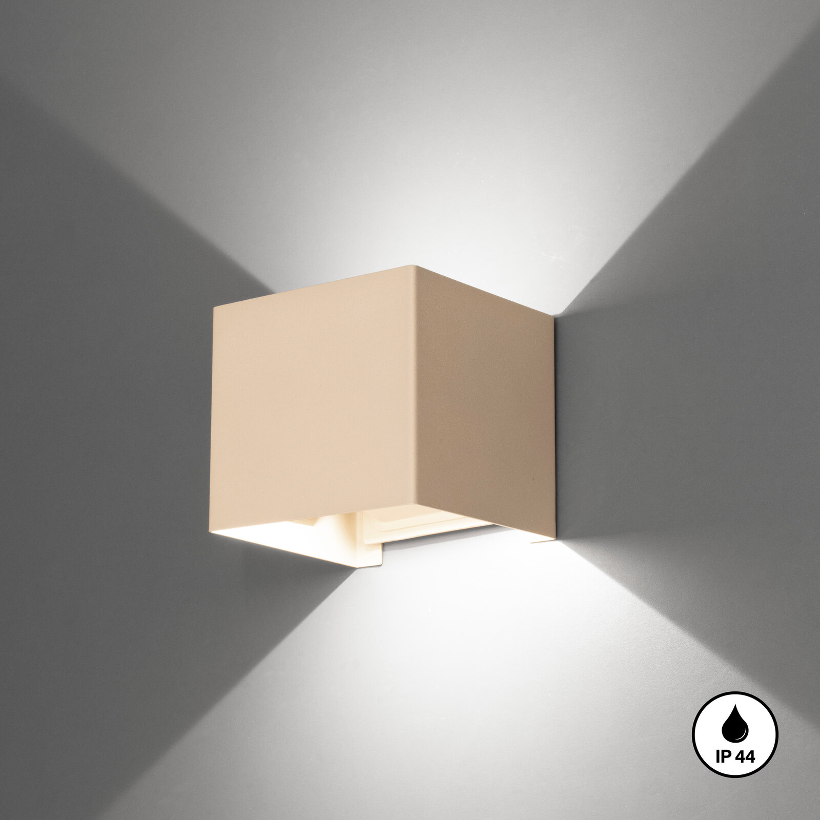 Weiße, kubische LED-Wandleuchte mit Up-&-Downlight an grauer Wand, Lichtkegel nach oben und unten, Ansicht schräg von vorne; IP44 spritzwassergeschützt