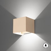 Weiße, kubische LED-Wandleuchte mit Up-&-Downlight an grauer Wand, Lichtkegel nach oben und unten, Ansicht schräg von vorne; IP44 spritzwassergeschützt