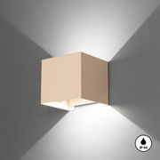 Weiße, kubische LED-Wandleuchte mit Up-&-Downlight an grauer Wand, Lichtkegel nach oben und unten, Ansicht schräg von vorne; IP44 spritzwassergeschützt