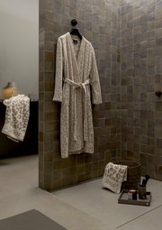 Beiger Bademantel mit Leopardenmuster von JOOP! in einer modernen Badezimmerumgebung, frontal an einer Wand hängend.