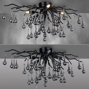 Moderne Deckenleuchte ICICLE mit schwarzen, verzweigten Armen und hängenden, tropfenförmigen Glaselementen, seitliche Perspektive.