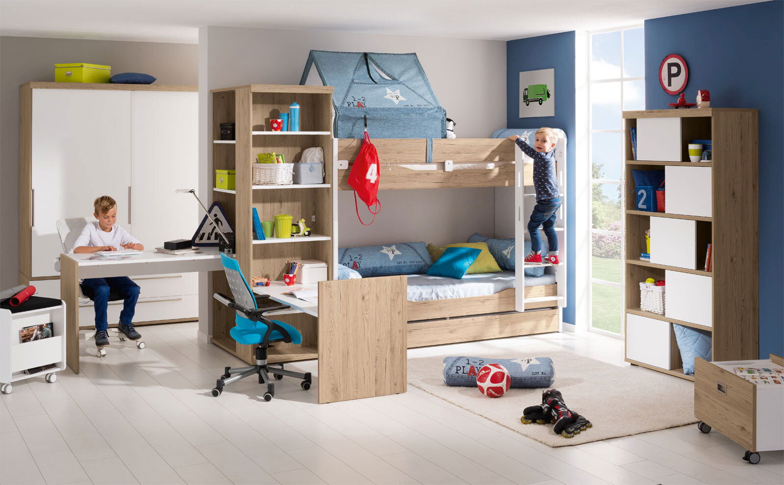 Kinderzimmer mit Etagenbett, Schreibtisch und Schiebetürenschrank in moderner Holzoptik, seitliche Perspektive