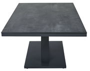 Moderner Garten E-Lifttisch in dunklem Design, frontal von der Seite betrachtet.