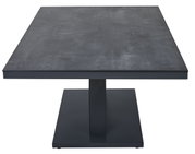 Moderne E-lifttafel voor in de tuin in een donkere uitvoering, van opzij gezien.