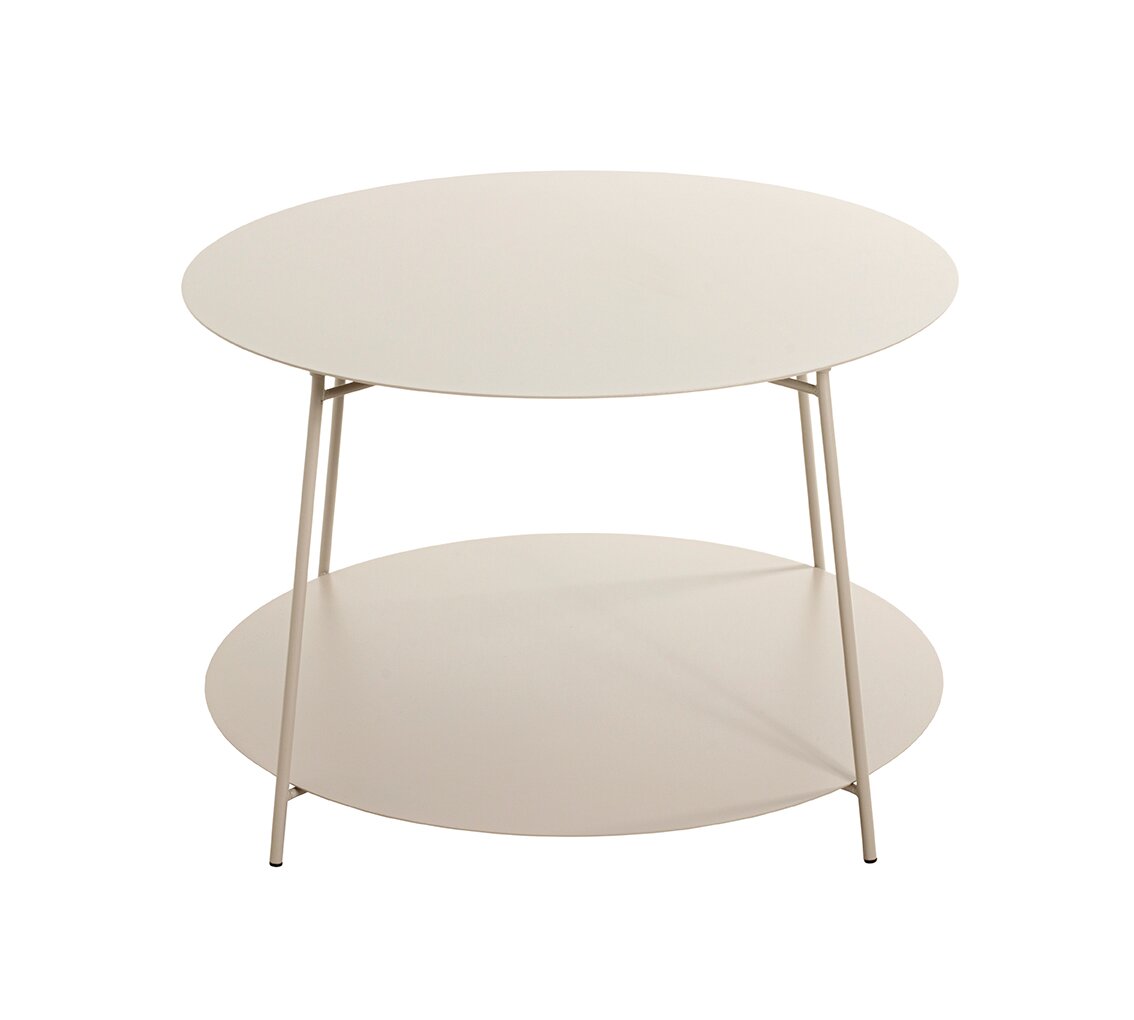 Runder, zweistöckiger Beistelltisch in Beige/Creme mit Metallgestell und zwei Ablageflächen, freigestellt auf weißem Hintergrund, Frontansicht in leichter Aufsicht.