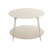 Runder, zweistöckiger Beistelltisch in Beige/Creme mit Metallgestell und zwei Ablageflächen, freigestellt auf weißem Hintergrund, Frontansicht in leichter Aufsicht.