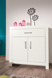 Weißes Highboard mit zwei Türen und einer Schublade, dekoriert mit rosa Gläsern, aus frontaler Perspektive fotografiert.