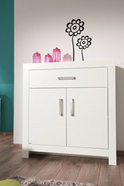 Weißes Highboard mit zwei Türen und einer Schublade, dekoriert mit rosa Gläsern, aus frontaler Perspektive fotografiert.