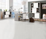 Moderner Eck-Schreibtisch in einem hellen Raum, seitliche Perspektive, mit Regalen und Schubladen, umgeben von Sideboard und Hochschrank.