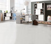 Moderner Eck-Schreibtisch in einem hellen Raum, seitliche Perspektive, mit Regalen und Schubladen, umgeben von Sideboard und Hochschrank.