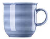 Großer blauer Becher mit Henkel, seitliche Ansicht