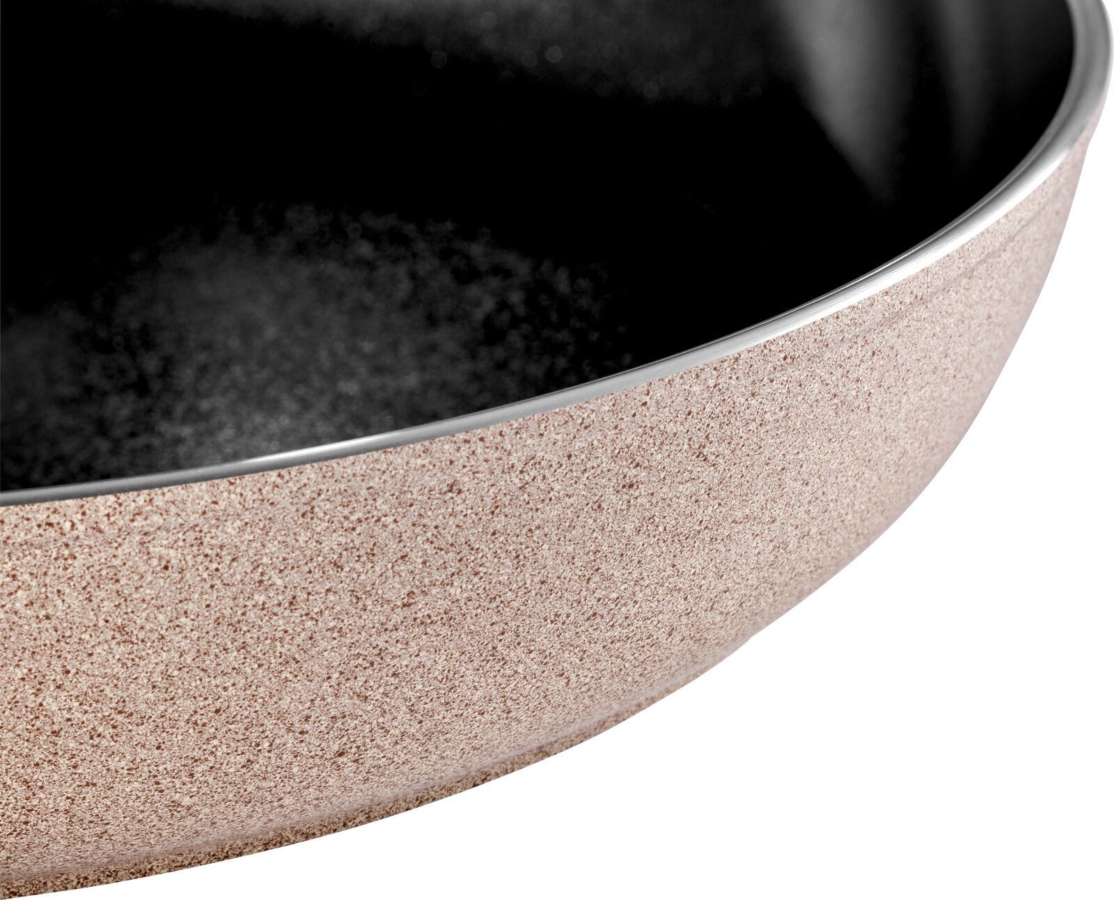 Nahaufnahme einer Bratpfanne mit 28 cm Durchmesser, seitliche Perspektive, zeigt die strukturierte Außenseite und den glatten Innenbereich.