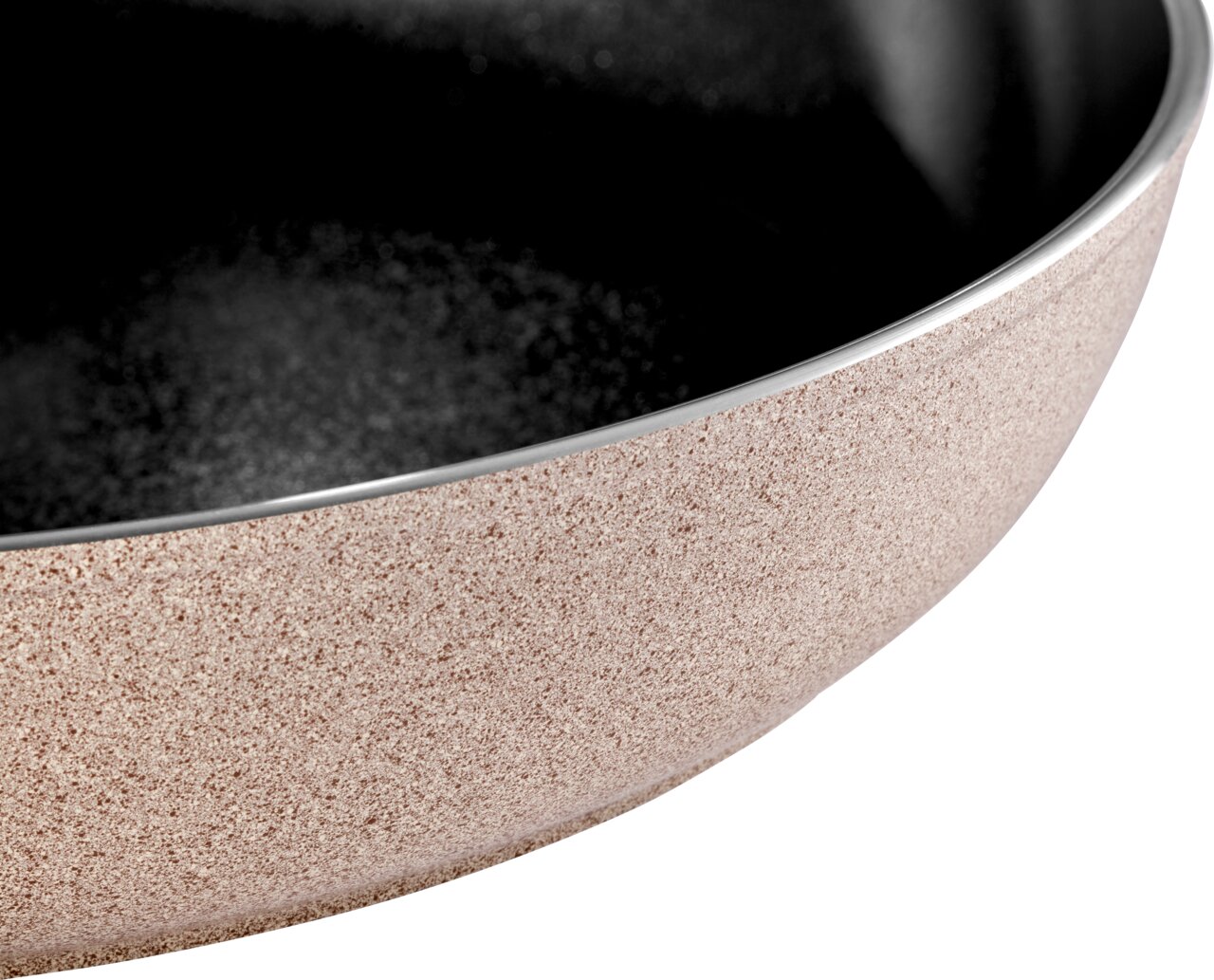 Nahaufnahme einer Bratpfanne mit 28 cm Durchmesser, seitliche Perspektive, zeigt die strukturierte Außenseite und den glatten Innenbereich.