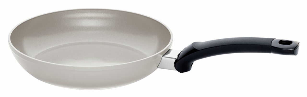 Fissler Pfanne Creatal Classic Pfanne 24cm Ceratal Classic, seitliche Perspektive, mit schwarzem Griff