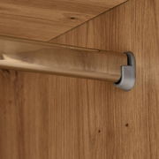 Nahaufnahme einer Kleiderstange in einem Kleiderschrank, montiert an einer Holzplatte.