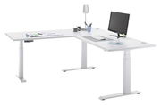 Moderner weißer E-Eckschreibtisch mit höhenverstellbaren Beinen, ausgestattet mit Monitor, Tastatur, Maus und Schreibtischlampe, aus seitlicher Perspektive.