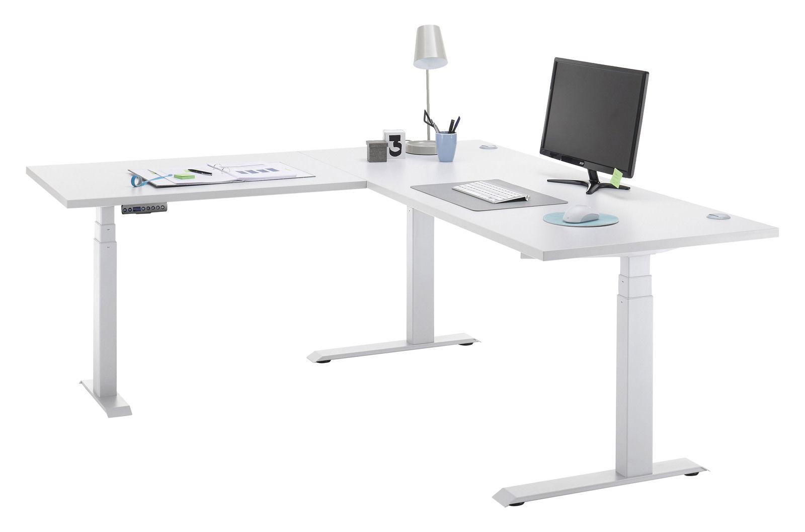 Moderner weißer E-Eckschreibtisch mit höhenverstellbaren Beinen, ausgestattet mit Monitor, Tastatur, Maus und Schreibtischlampe, aus seitlicher Perspektive.