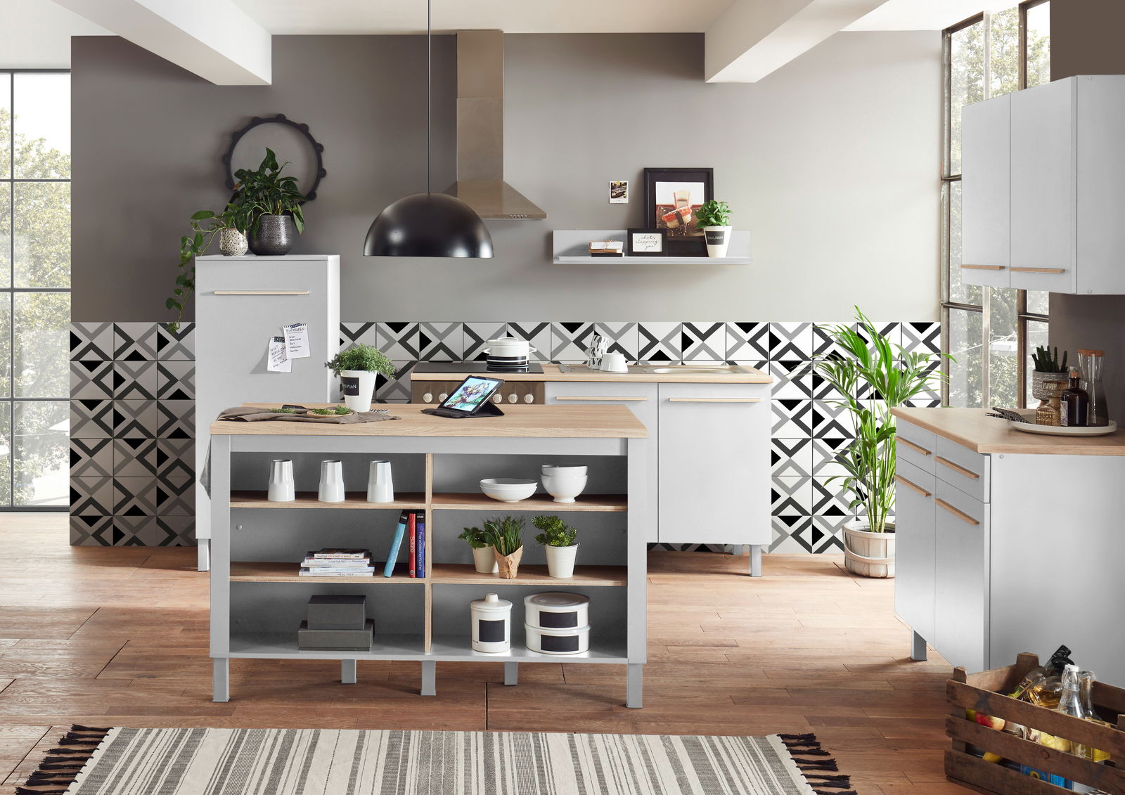 Moderne Kücheninsel mit Holzarbeitsplatte und offenen Regalen, umgeben von stilvollen Küchenschränken und Dekorationen, aus der Perspektive des Küchenraums.