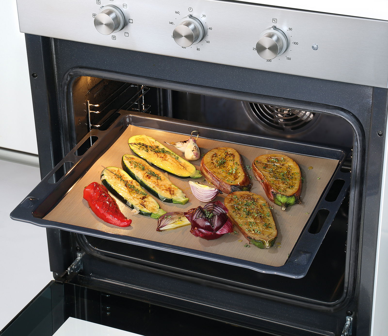 Dauerbackfolie in einem Ofen mit gebackenem Gemüse, seitliche Perspektive