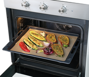 Dauerbackfolie in einem Ofen mit gebackenem Gemüse, seitliche Perspektive