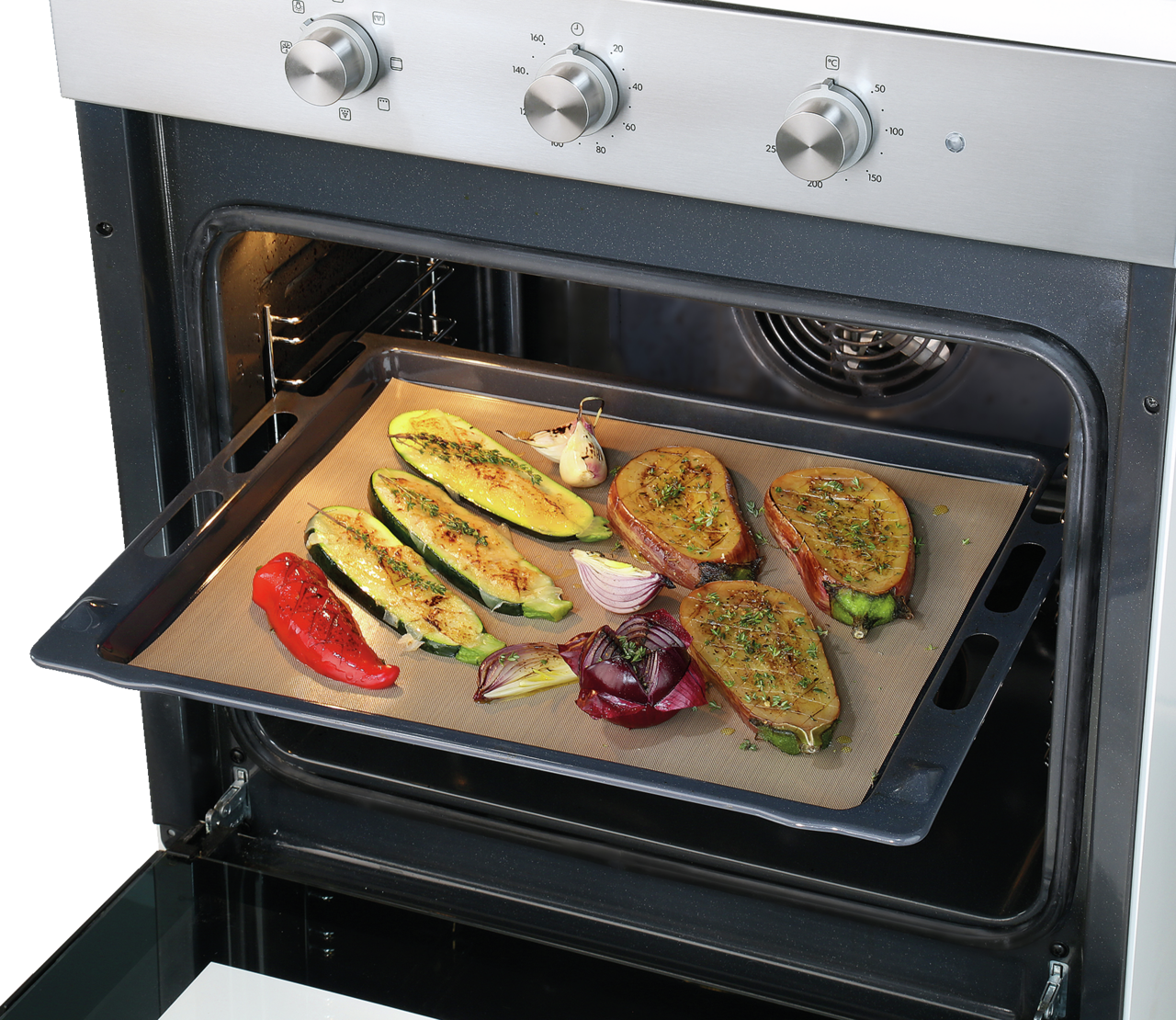 Dauerbackfolie in einem Ofen mit gebackenem Gemüse, seitliche Perspektive