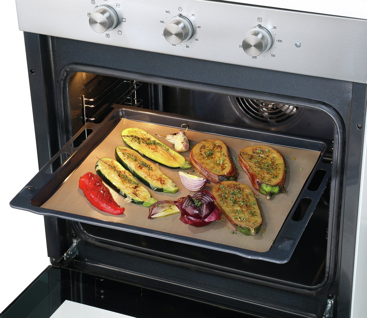 Dauerbackfolie in einem Ofen mit gebackenem Gemüse, seitliche Perspektive