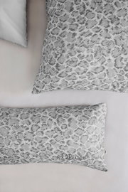 Bettwäsche-Set mit grauem Leopardenmuster, bestehend aus einem Kissenbezug und einem Deckenbezug, aus der Vogelperspektive fotografiert.